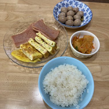 Masada kimçi, turşu sebze turşusu ve baharatlı sebzeler gibi çeşitli banchan (yan yemekler) içeren canlı bir Kore yemeği serpintisi. Yemek fotoğrafçılığı için mükemmel, geleneksel Korece sergileniyor..