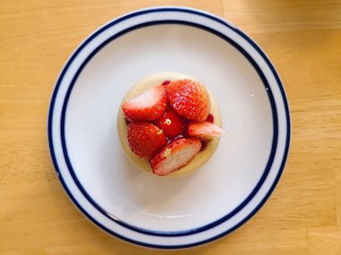 Taze meyve ya da şekerle kaplı, bol krema ve kremalı nefis bir dilim pasta. Tatlı fotoğrafçılığı için mükemmel, yiyeceklerle ilgili projelerde hoşgörü ve tatlılık gösteriliyor..