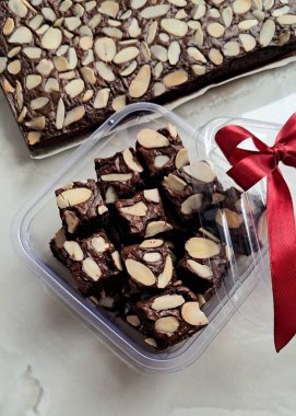 Yoğun, çikolatalı ve çıtır çıtır bir bluzu olan zengin, yapışkan çikolatalı kekler. Çikolata severler için ideal. Tatmin edici, hoşgörülü bir muamele..