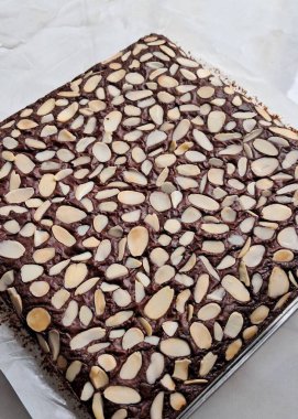 Yoğun, çikolatalı ve çıtır çıtır bir bluzu olan zengin, yapışkan çikolatalı kekler. Çikolata severler için ideal. Tatmin edici, hoşgörülü bir muamele..