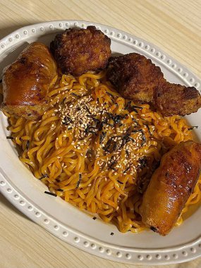 Erimiş çedar peyniri ile kaplanmış baharatlı ve aromalı ampul yoğun sıcaklığa karşı zengin ve kremalı bir kontrast oluşturuyor. Tatmin edici bir yemek için mükemmel bir baharat ve ucuz hoşgörü dengesi..