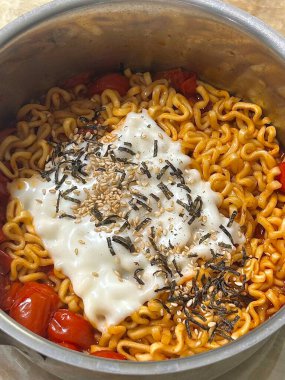 Erimiş çedar peyniri ile kaplanmış baharatlı ve aromalı ampul yoğun sıcaklığa karşı zengin ve kremalı bir kontrast oluşturuyor. Tatmin edici bir yemek için mükemmel bir baharat ve ucuz hoşgörü dengesi..