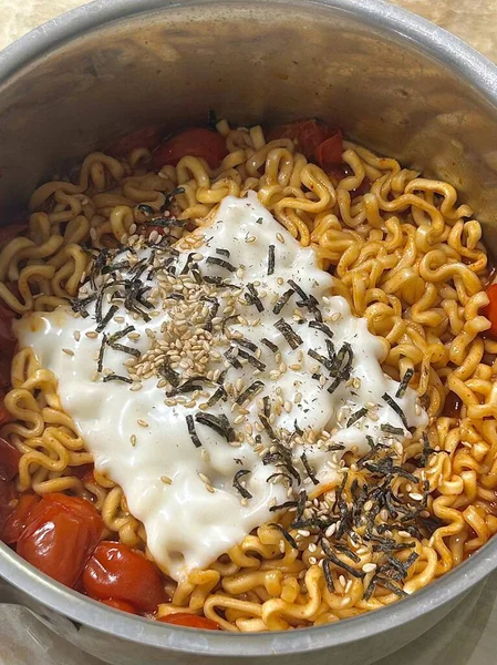 Erimiş çedar peyniri ile kaplanmış baharatlı ve aromalı ampul yoğun sıcaklığa karşı zengin ve kremalı bir kontrast oluşturuyor. Tatmin edici bir yemek için mükemmel bir baharat ve ucuz hoşgörü dengesi..