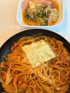 Lezzetli karides, sarımsak, zeytinyağı ve kırmızı biber aromalı Gamba spagettisi her ısırıkta deniz mahsulü zenginliğinin ve İtalyan lezzetinin mükemmel bir birleşimi..