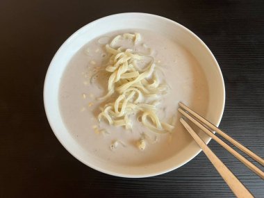 Çekici ve tombul kedi, tüylü kürklü ve tuhaf bir ifadeyle açık havada şakacı bir şekilde geziniyor. Enerji ve neşe dolu, neşeli anları izlemekten hoşlanan kedi severler için mükemmel.!