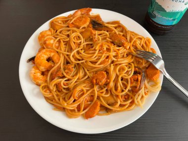 Zengin domates sosuyla kaplanmış klasik spagetti. Rahatlatıcı bir yemek için mükemmel keskin ama lezzetli lezzetlerin basit bir kombinasyonunu sunuyor..