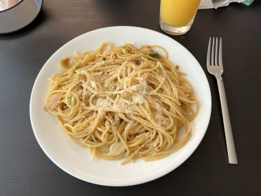 Creamy spaghetti carbonara made with rich egg yolk sauce, crispy bacon, parmesan cheese, and freshly ground black pepper for a classic, indulgent Italian pasta dish.
