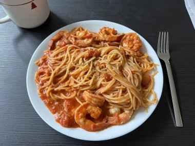 Zengin domates sosuyla kaplanmış klasik spagetti. Rahatlatıcı bir yemek için mükemmel keskin ama lezzetli lezzetlerin basit bir kombinasyonunu sunuyor..