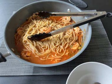 Zengin domates sosuyla kaplanmış klasik spagetti. Rahatlatıcı bir yemek için mükemmel keskin ama lezzetli lezzetlerin basit bir kombinasyonunu sunuyor..