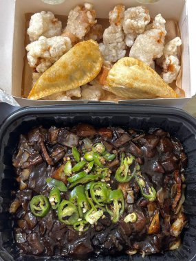 Zengin siyah fasulye sosuna bulanmış kalın, çiğnenmiş erişteli klasik Kore-Çin karışımı, yanında gevrek tangsuyuk, bol yağda kızartılmış domuz eti ve tatlı ve ekşi sos servis edilir..