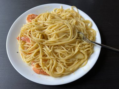 Creamy spaghetti carbonara made with rich egg yolk sauce, crispy bacon, parmesan cheese, and freshly ground black pepper for a classic, indulgent Italian pasta dish.