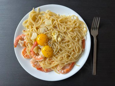 Creamy spaghetti carbonara made with rich egg yolk sauce, crispy bacon, parmesan cheese, and freshly ground black pepper for a classic, indulgent Italian pasta dish.