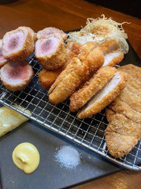 Çıtır tonkatsu, Japon usulü kızarmış domuz pirzolası dilimlenmiş lahana ve tuzlu sosla servis edilir. Lezzetli bir kıtır kıtır doku ve sulu et dengesi.