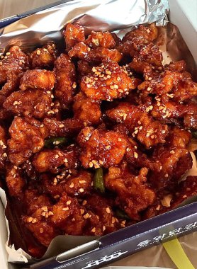 Crispy fried chicken with golden, crunchy skin and juicy, tender meat. A delicious and savory dish, perfect for any meal, served with dipping sauces or side dishes for extra flavor!