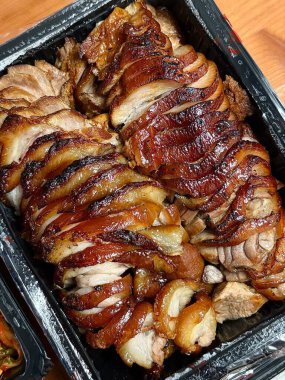 Jokbal, Kore usulü ağır ateşte pişmiş domuz eti. Soya, sarımsak ve baharatlı lezzetli bir sosta yavaş yavaş pişiyor. Yumuşak ve lezzetli, genellikle marul, sarımsak ve ssamjang ile servis edilir.