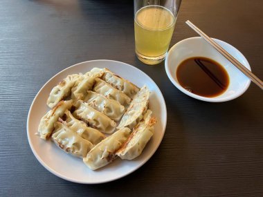 Mayalanmış kimchi ile birlikte haşlanmış ya da kızartılmış mandu köftesi. Lezzetli, taze hamur köftelerini baharatlı, keskin ve aromalı sebzelerle birleştiren klasik bir Kore çifti yaratıyor.