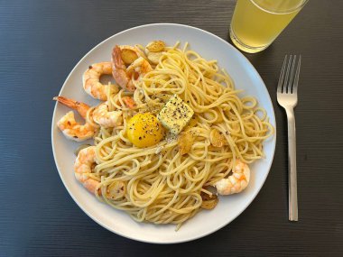 Creamy spaghetti carbonara made with rich egg yolk sauce, crispy bacon, parmesan cheese, and freshly ground black pepper for a classic, indulgent Italian pasta dish.