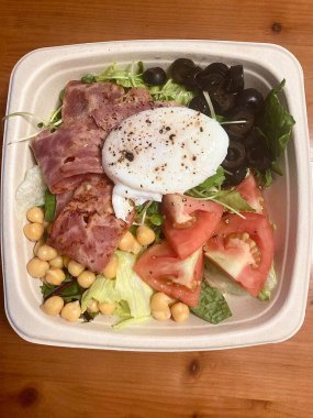 Taze salata taze yapraklı sebzeler, dilimlenmiş sebzeler ve rengarenk malzemelerin karışımı sağlıklı, canlı ve ferahlatıcı bir tat yaratmak için bir araya getirilmiş.