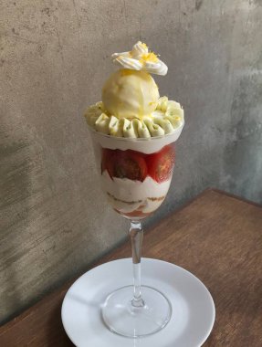 Kremalı yoğurt, taze meyve ve gevrek granola katmanlı lezzetli parfe. Lezzet ve dokuların mükemmel dengesi. Sağlıklı bir kahvaltı, tatlı ya da ferahlatıcı atıştırmalık için ideal.!