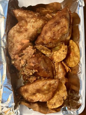 Crispy fried chicken with golden, crunchy skin and juicy, tender meat. A delicious and savory dish, perfect for any meal, served with dipping sauces or side dishes for extra flavor!