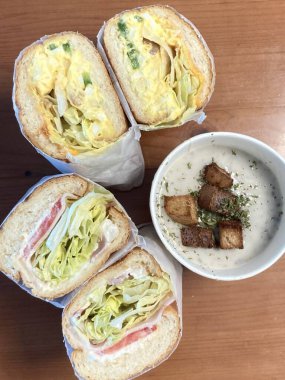 Çıtır marul, sulu domates ve lezzetli et gibi taze malzemelerle dolu lezzetli bir sandviç. Hızlı bir yemek ya da hazır yemek için mükemmel..