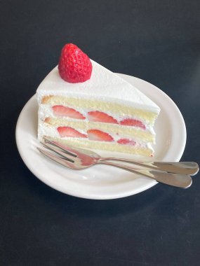 Taze meyve ya da şekerle kaplı, bol krema ve kremalı nefis bir dilim pasta. Tatlı fotoğrafçılığı için mükemmel, yiyeceklerle ilgili projelerde hoşgörü ve tatlılık gösteriliyor..