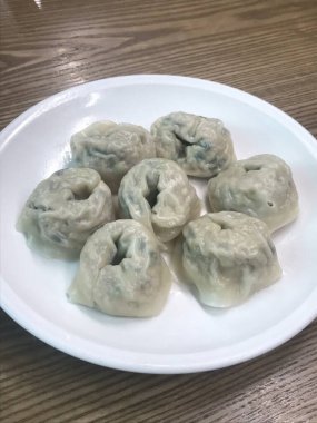 Köfte, tofu ve sebze gibi lezzetli malzemelerle dolu Kore hamur köfteleri. Mandu buğulama, haşlama ya da tavada kızartılma ile çok yönlü ve lezzetli bir aperatif ya da yemek yapılabilir..