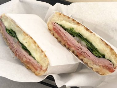 Çıtır marul, sulu domates ve lezzetli et gibi taze malzemelerle dolu lezzetli bir sandviç. Hızlı bir yemek ya da hazır yemek için mükemmel..