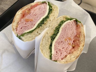 Çıtır marul, sulu domates ve lezzetli et gibi taze malzemelerle dolu lezzetli bir sandviç. Hızlı bir yemek ya da hazır yemek için mükemmel..