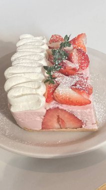 Taze meyve ya da şekerle kaplı, bol krema ve kremalı nefis bir dilim pasta. Tatlı fotoğrafçılığı için mükemmel, yiyeceklerle ilgili projelerde hoşgörü ve tatlılık gösteriliyor..