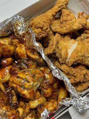 Kızarmış Kore tavuğu, tatlı ve baharatlı sosla mükemmel bir şekilde jölelenmiş. Yemek fotoğrafçılığı ve menüler için idealdir. Bu sevilen yemeğin dayanılmaz çıtırtısını ve lezzetini sergiler..