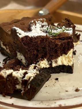 Narin katmanlı hafif ve kremalı tatlılar, taze meyveler ve tatlı içeceklerle eşleştirilmiş zengin tatlar. Hoş ve hoşgörülü bir deneyim için mükemmel bir kafe ziyafeti..