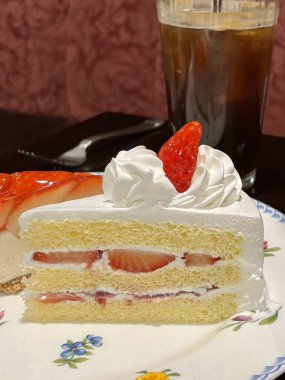 Narin katmanlı hafif ve kremalı tatlılar, taze meyveler ve tatlı içeceklerle eşleştirilmiş zengin tatlar. Hoş ve hoşgörülü bir deneyim için mükemmel bir kafe ziyafeti..