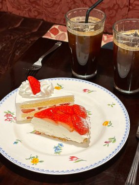 Narin katmanlı hafif ve kremalı tatlılar, taze meyveler ve tatlı içeceklerle eşleştirilmiş zengin tatlar. Hoş ve hoşgörülü bir deneyim için mükemmel bir kafe ziyafeti..