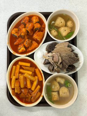 Çeşitli Kore bunsik sokak yemekleri, içinde tteokbokki, odeng ve diğer lezzetli atıştırmalıklar vardır. Lezzetli, renkli ve hızlı lokmalar ya da sıradan yemekler için mükemmel..