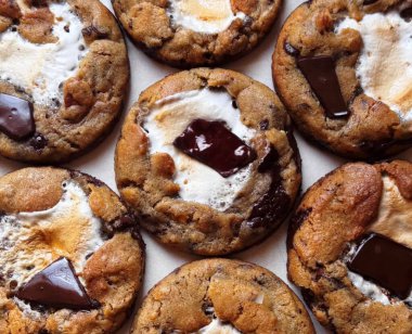 Taze pişmiş kurabiyeler, altın kahverengiler ve çikolata parçacıkları. Yumuşak bir ortası olan kenarları son derece gevrek, her durum için lezzetli ve rahatlatıcı bir ikram sunuyor..