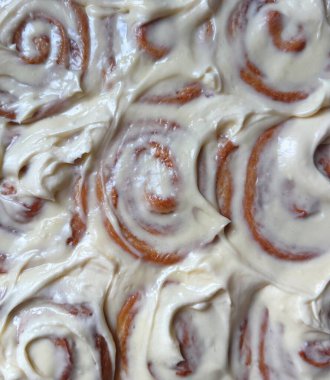 Tarçınlı börekler tatlı, yumuşak hamur işidir. Bol tarçınlı ve şekerli, kremalı. Kahvaltı ya da tatlı için mükemmel, bu ikramlarda sıcak, rahatlatıcı bir koku var..