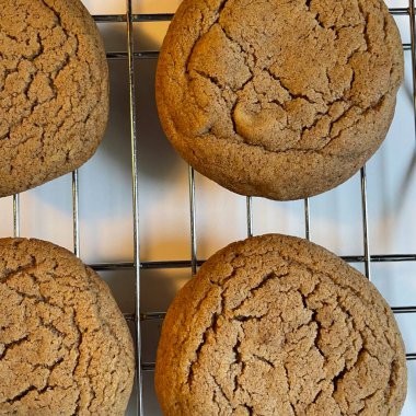 Taze pişmiş kurabiyeler, altın kahverengiler ve çikolata parçacıkları. Yumuşak bir ortası olan kenarları son derece gevrek, her durum için lezzetli ve rahatlatıcı bir ikram sunuyor..