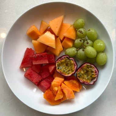 Taze, sulu karpuz, böğürtlen, üzüm ve daha fazlası ile dolu renkli meyve tabakları. Her ısırıkta doğal tatlılığın, canlı rengin ve ferahlatıcı lezzetin mükemmel bir karışımını sunuyor..