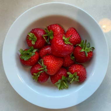 Canlı kırmızı renkli taze, sulu çilekler ve tatlı, hafif keskin aromalı. Atıştırmak için mükemmel, tatlı, meyve suyu veya salata eklemek, her yemeğe doğal bir tatlılık katar.