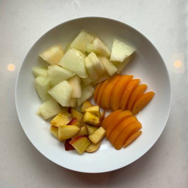 Taze, sulu karpuz, böğürtlen, üzüm ve daha fazlası ile dolu renkli meyve tabakları. Her ısırıkta doğal tatlılığın, canlı rengin ve ferahlatıcı lezzetin mükemmel bir karışımını sunuyor..