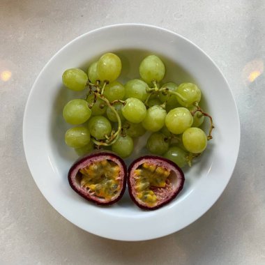 Taze, sulu karpuz, böğürtlen, üzüm ve daha fazlası ile dolu renkli meyve tabakları. Her ısırıkta doğal tatlılığın, canlı rengin ve ferahlatıcı lezzetin mükemmel bir karışımını sunuyor..