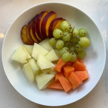 Taze, sulu karpuz, böğürtlen, üzüm ve daha fazlası ile dolu renkli meyve tabakları. Her ısırıkta doğal tatlılığın, canlı rengin ve ferahlatıcı lezzetin mükemmel bir karışımını sunuyor..