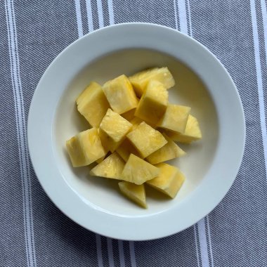 Altın sarısı renginde taze ananas küpleri ve sulu, tropikal tatlılık. Parlak, ferahlatıcı tatları onları meyve kaseleri, meyve suları, şişler ve canlı yemek sunumları için mükemmel kılıyor..