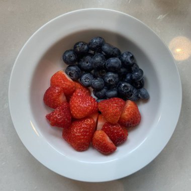 Taze çilekler ve yabanmersinleri, tatlı ve hafif turta aromalı kırmızı ve koyu mavinin canlı bir karışımını oluşturur. Parlak renkleri ve sulu dokuları onları tatlı, kase ve meyve püresi için mükemmel yapıyor..