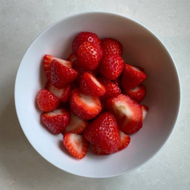 Canlı kırmızı renkli taze, sulu çilekler ve tatlı, hafif keskin aromalı. Atıştırmak için mükemmel, tatlı, meyve suyu veya salata eklemek, her yemeğe doğal bir tatlılık katar.