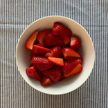 Canlı kırmızı renkli taze, sulu çilekler ve tatlı, hafif keskin aromalı. Atıştırmak için mükemmel, tatlı, meyve suyu veya salata eklemek, her yemeğe doğal bir tatlılık katar.