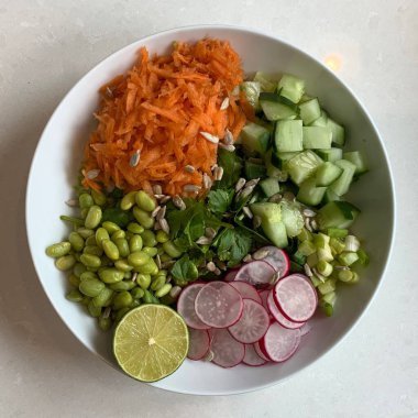 Taze salata taze yapraklı sebzeler, dilimlenmiş sebzeler ve rengarenk malzemelerin karışımı sağlıklı, canlı ve ferahlatıcı bir tat yaratmak için bir araya getirilmiş.