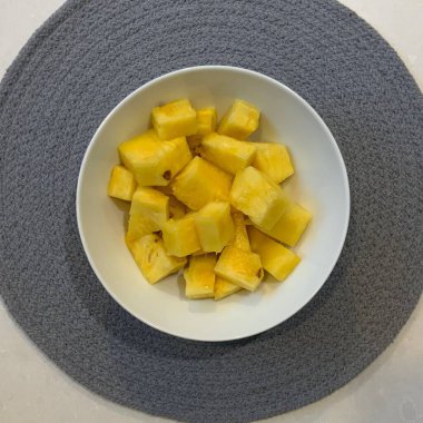Altın sarısı renginde taze ananas küpleri ve sulu, tropikal tatlılık. Parlak, ferahlatıcı tatları onları meyve kaseleri, meyve suları, şişler ve canlı yemek sunumları için mükemmel kılıyor..