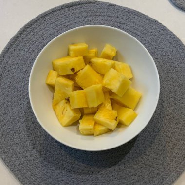 Altın sarısı renginde taze ananas küpleri ve sulu, tropikal tatlılık. Parlak, ferahlatıcı tatları onları meyve kaseleri, meyve suları, şişler ve canlı yemek sunumları için mükemmel kılıyor..